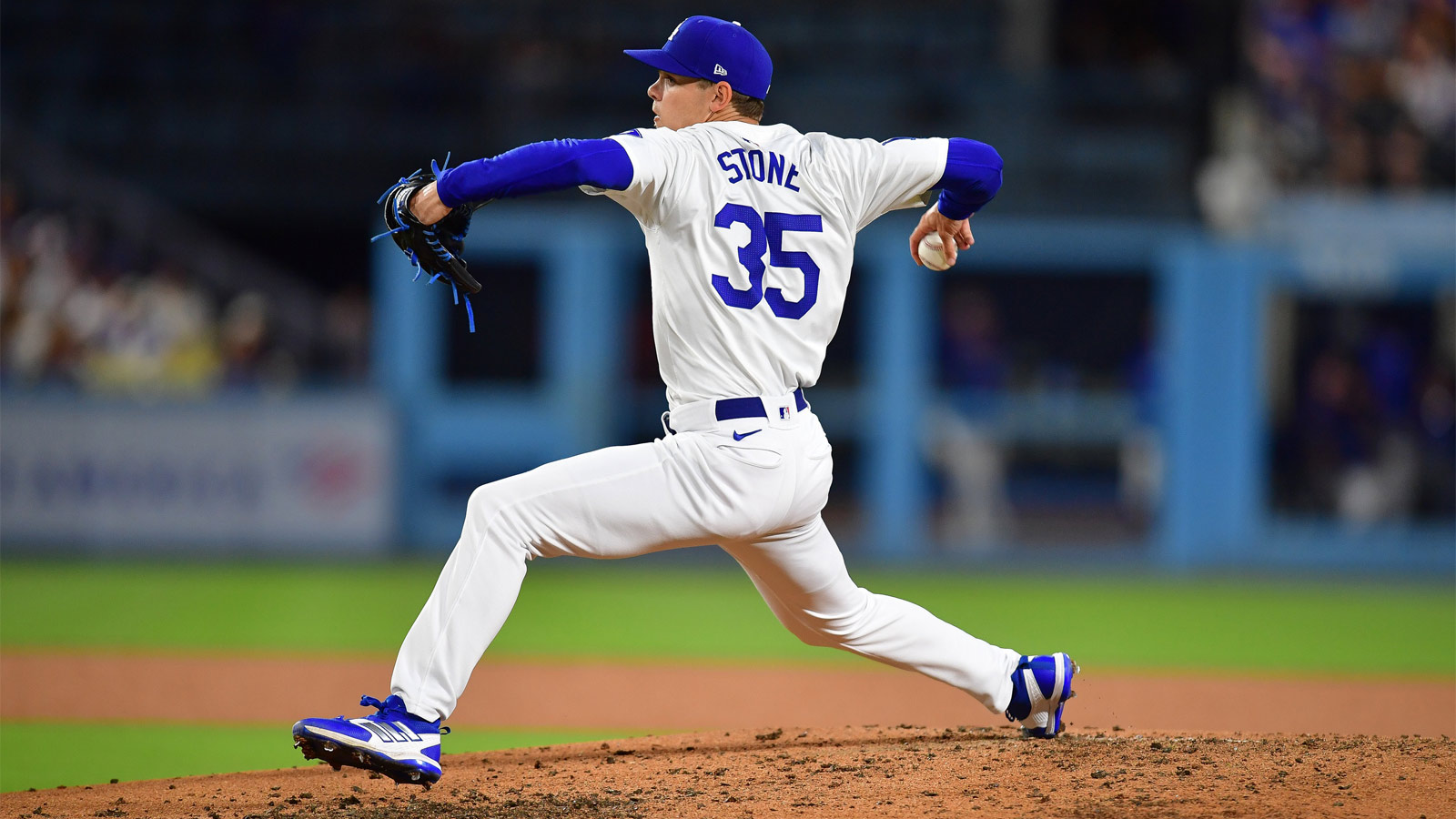  Los Angeles Dodgers pitcher Gavin Stone (35) throws against the Seattle Mariners at Dodger Stadium. Mandatory Credit: Gary A. Vasquez-Imagn Images