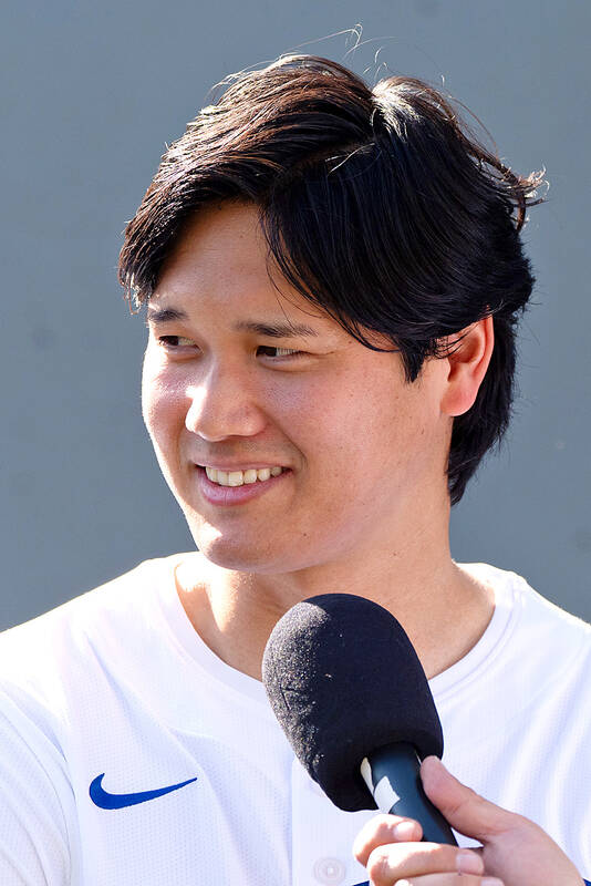 Ohtani will not pitch in WBC, Roberts says