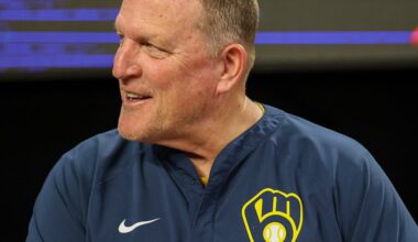 Brewers agree to extension with manager Pat Murphy