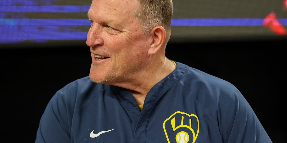 Brewers agree to extension with manager Pat Murphy