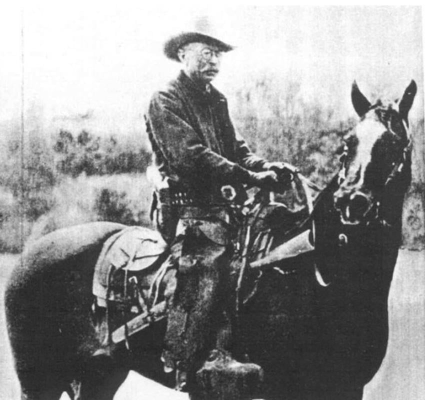Black and white photo of Texas Ranger William L. Wright on his horse in a field in the 1930s.