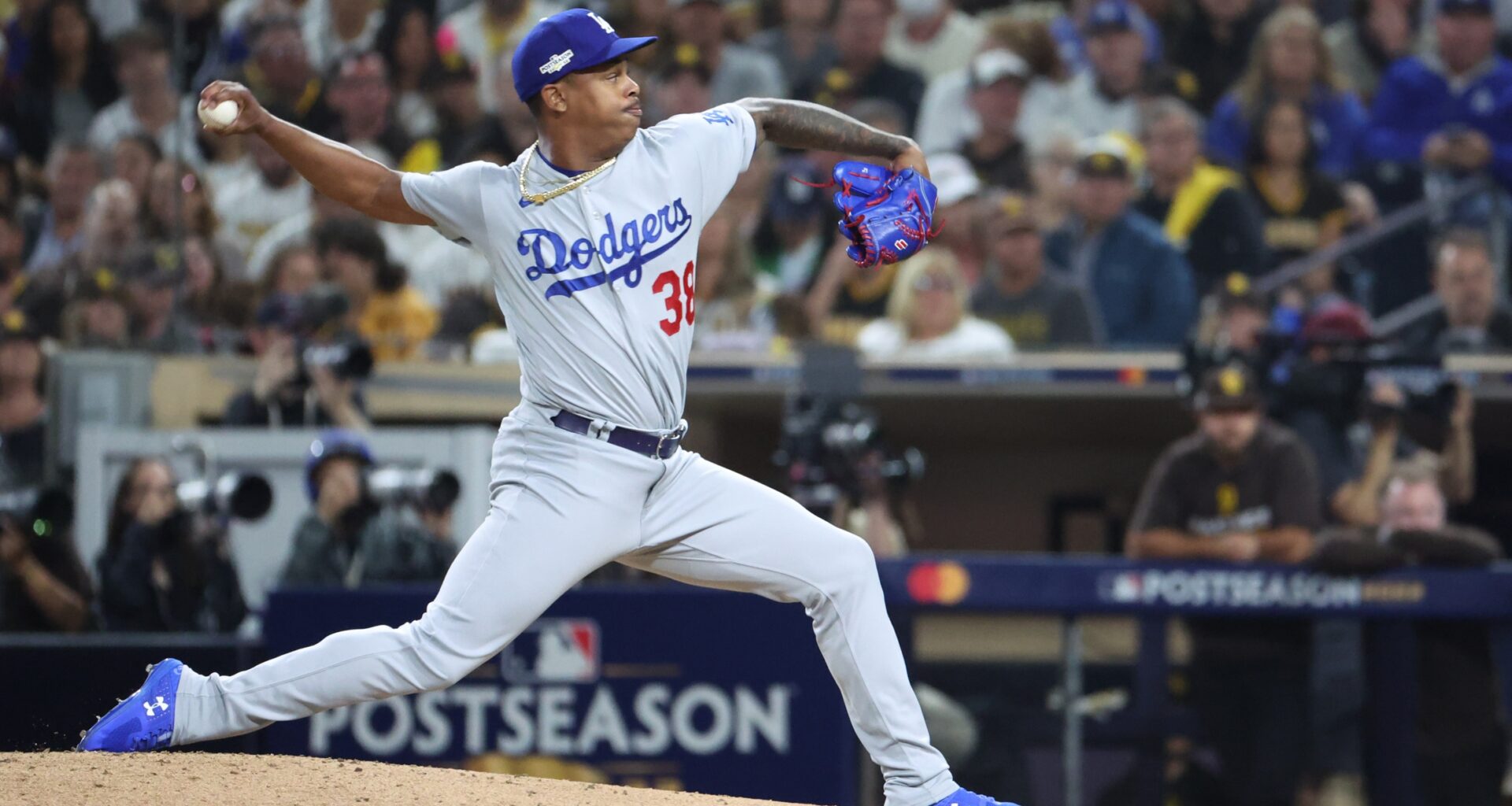 Dodgers Sign Former Pitcher to Minor League Deal