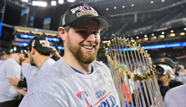 Texas Rangers reunite with World Series pitcher