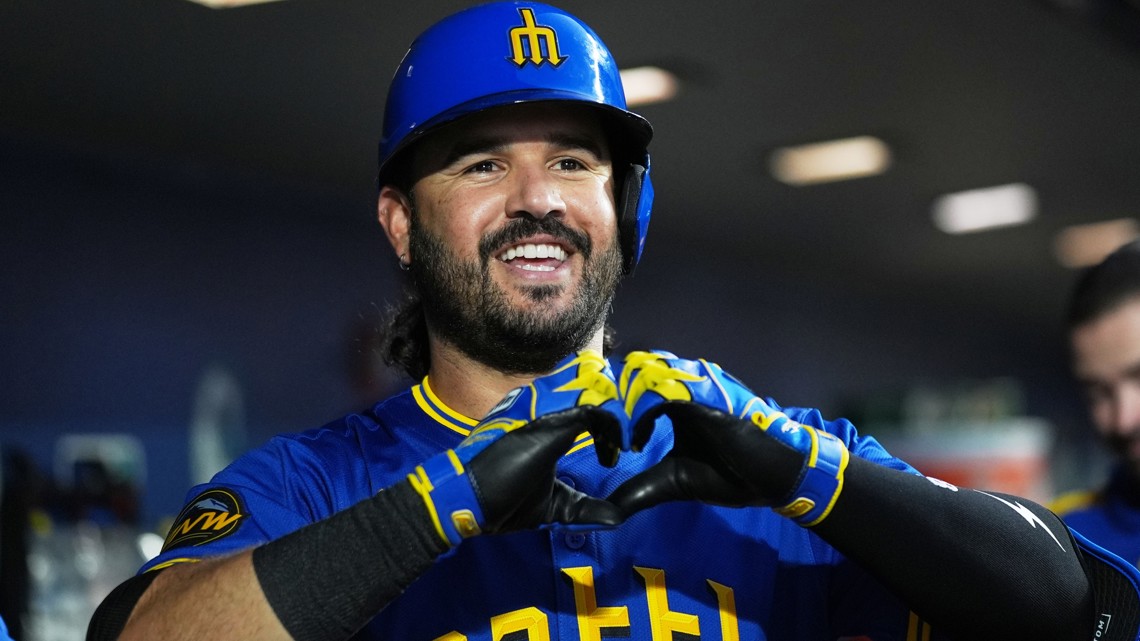 Eugenio Suárez and the Reds agree to a $15 million, 1-year contract, AP sources say