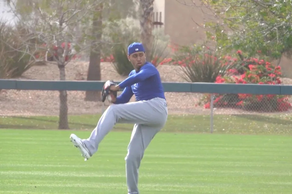 Edwin Díaz warms up with his new Dodger teammates. X/MasayaKotani