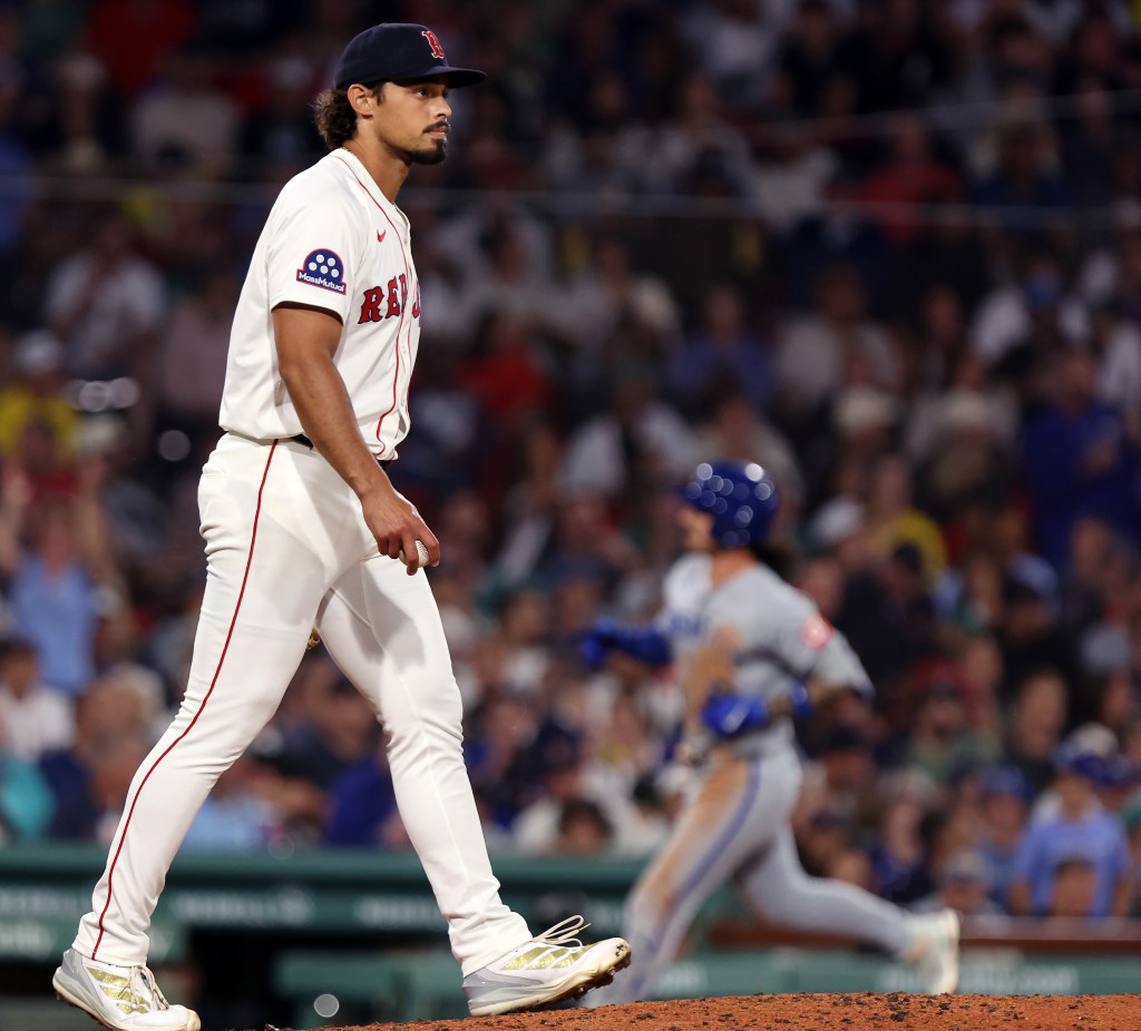 Red Sox trade struggling right-hander, prospect to White Sox