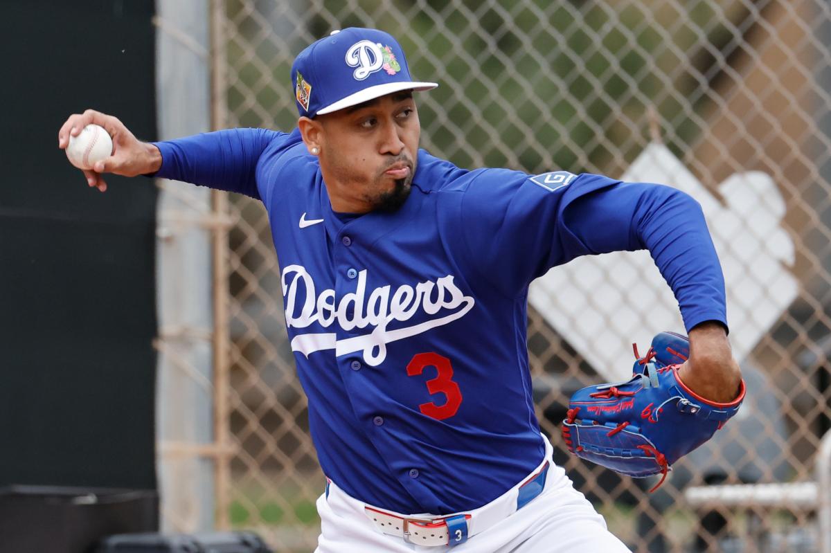 New Dodgers closer Edwin Díaz makes spring training debut