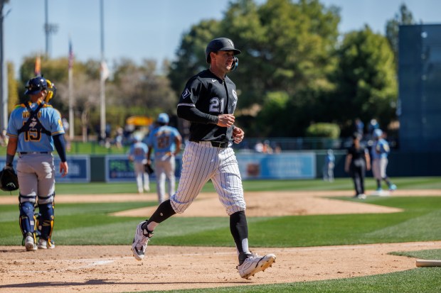 Chicago White Sox left fielder Austin Hays (21) scores off a RBI single from Chicago White Sox third baseman Curtis Mead (17) during the second inning against the Milwaukee Brewers in a Cactus League game at Camelback Ranch on Sunday, Feb. 22, 2026, in Glendale, Ariz. (Armando L. Sanchez/Chicago Tribune)