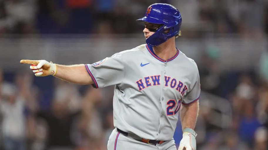 New York Mets Pete Alonso running the bases and pointin