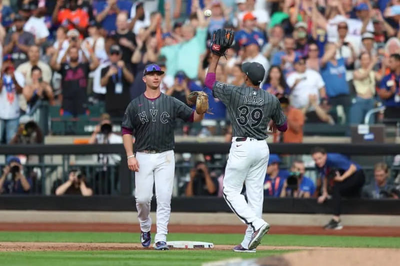 Seattle Mariners v New York Mets New York Mets first baseman Pete Alonso flips the game ball to relief pitcher Edwin Diaz after the final out of the Mets 3-1 victory in the baseball game against the Seattle Mariners at Citi Field in Corona, N.Y., on August 16, 2025. New York City United States Copyright: xGordonxDonovanx originalFilename:donovan-seattlem250816_np9H8
