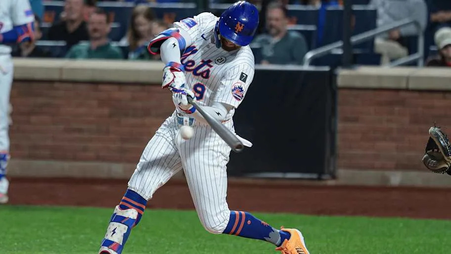 Brandon Nimmo swinging for the New York Mets.