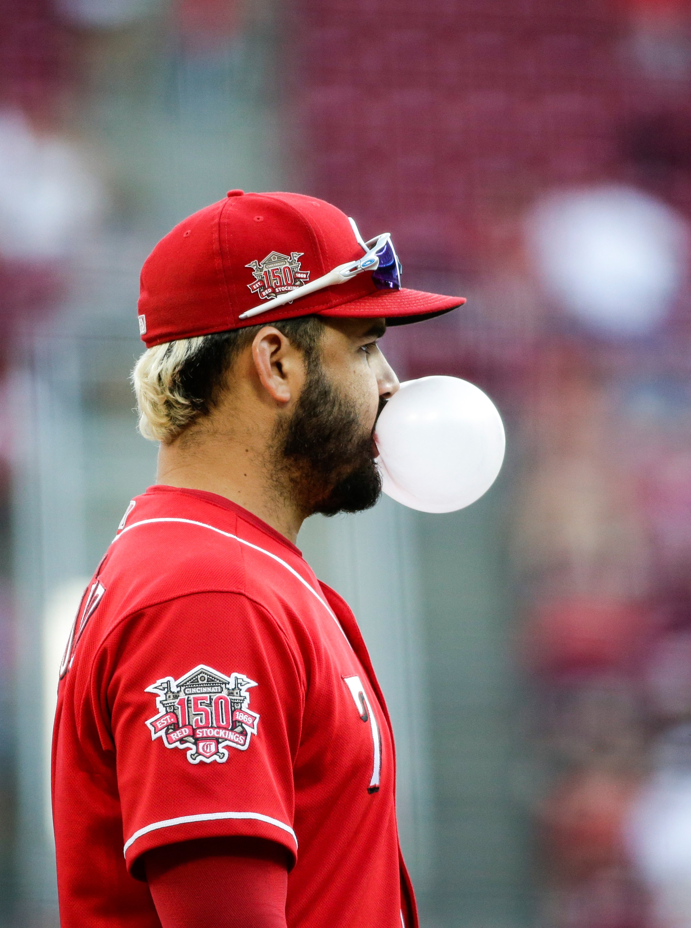 CINCINNATI, OHIO - SEPTEMBER 07: Eugenio Suarez #7 of the Cincinnati Reds blows a bubble between pitches against the Arizona Diamondbacks at Great American Ball Park on September 07, 2019 in Cincinnati, Ohio. (Photo by Silas Walker/Getty Images)