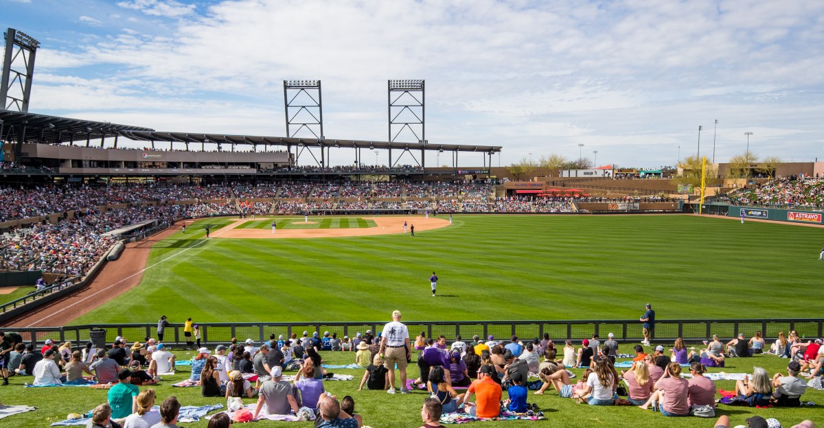 SF Giants News: Pitchers and catchers report today!