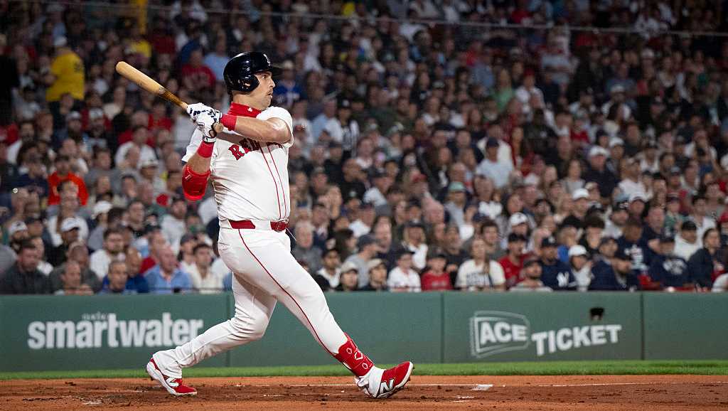 Reds adding former Silver Slugger, World Series champion Lowe