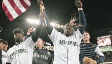 Mariners to unveil statue in honor of 2001 team and flag-raising moment after 9/11 – KIRO 7 News Seattle