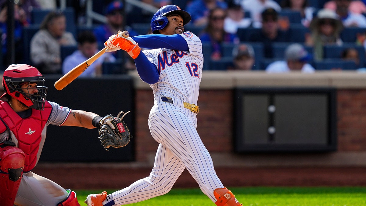 Francisco Lindor hits a home run