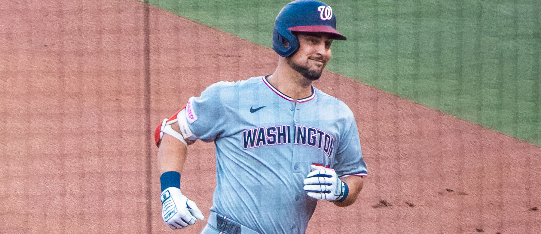 Cincinnati Reds sign free agent Nathaniel Lowe