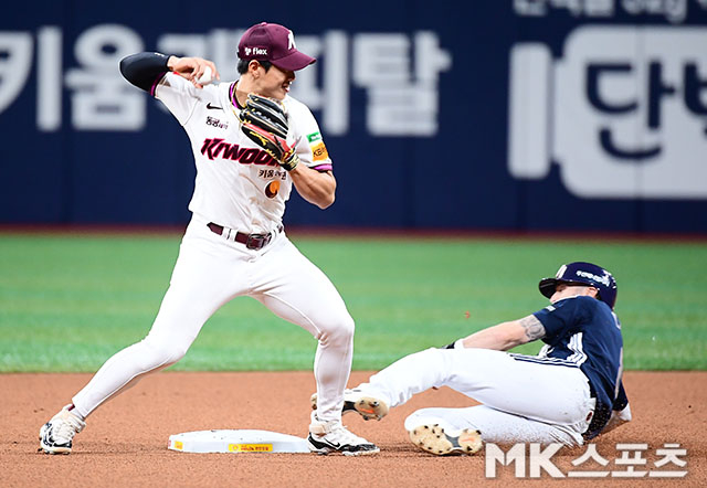 Song signed a four-year contract with San Diego. Photo courtesy = Kiwoom Heroes