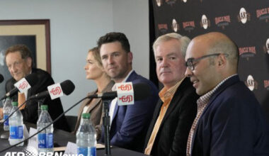 President Greg Johnson (second from right) leads the Giants owner group. 사진=ⓒAFPBBNews = News1
