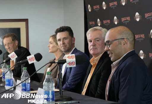 President Greg Johnson (second from right) leads the Giants owner group. 사진=ⓒAFPBBNews = News1