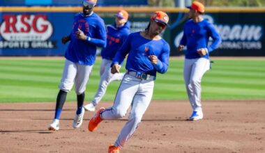 Mets' Francisco Lindor performs baserunning drills with teammates