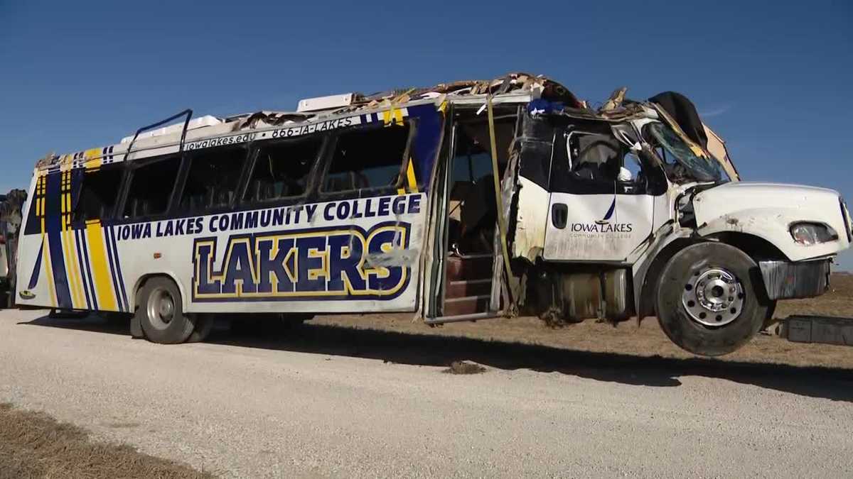 Iowa Lakes baseball bus crashes in Calhoun County; one killed