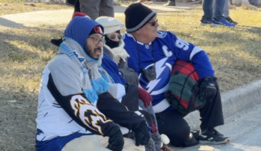Lightning and Bruins fans brave frigid temperatures for historic Stadium Series