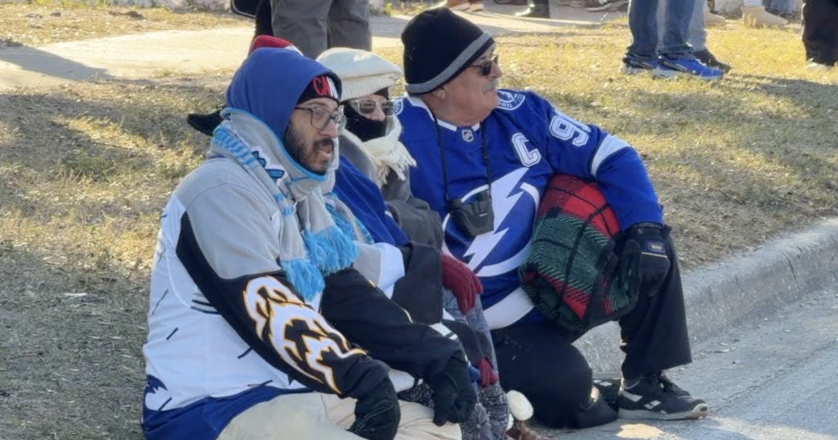 Lightning and Bruins fans brave frigid temperatures for historic Stadium Series