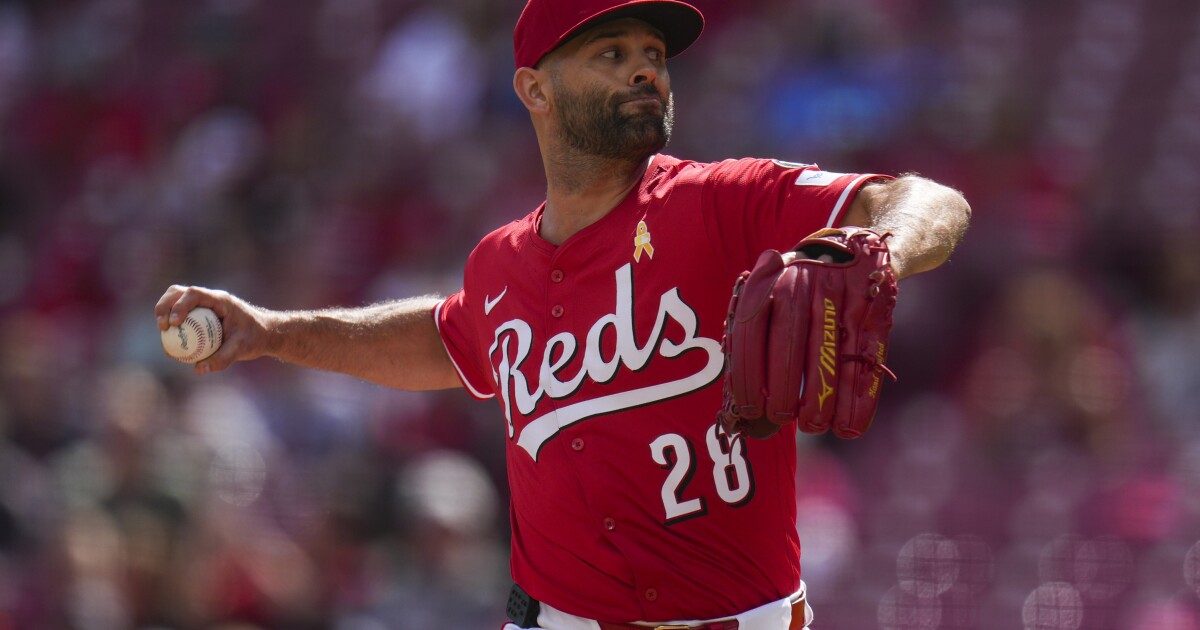 Rays sign Cincinnati Reds pitcher Nick Martinez: MLB Network