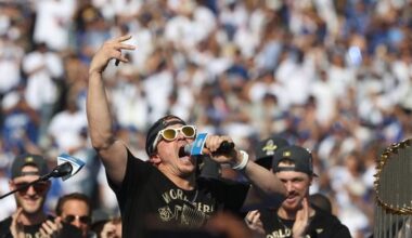 Dodgers re-sign Kiké Hernández, trade Anthony Banda to Twins