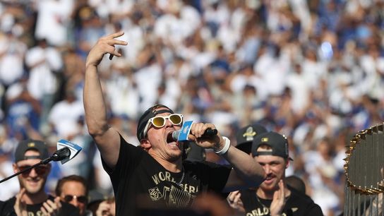 Dodgers re-sign Kiké Hernández, trade Anthony Banda to Twins