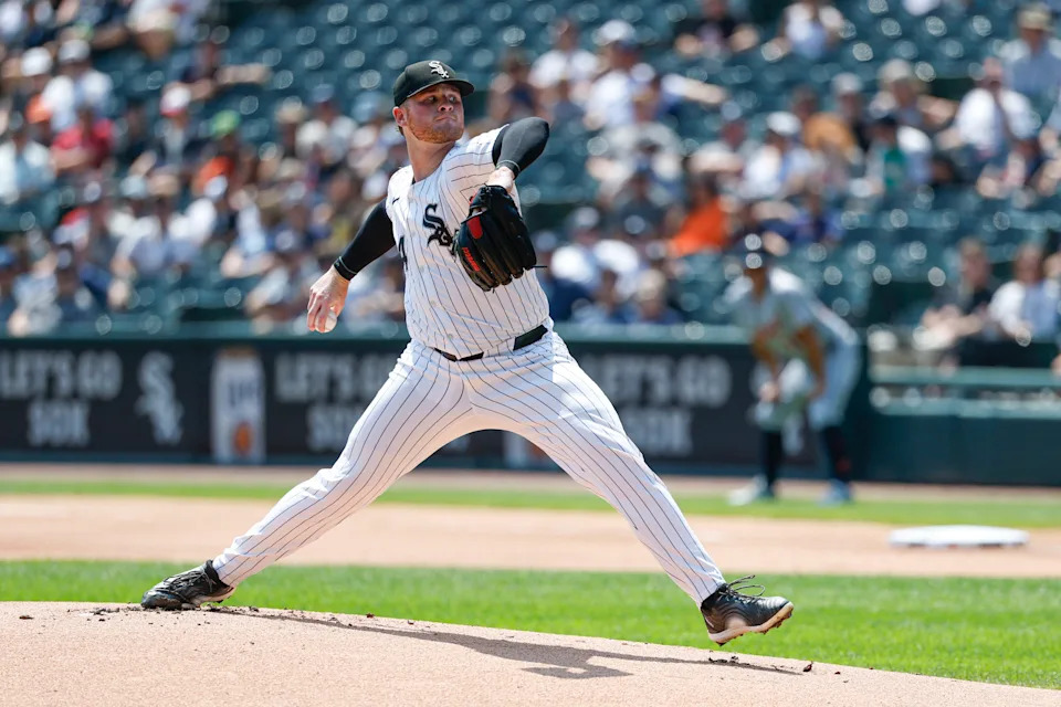 Chicago White Sox starting pitcher Shane Smith (64) delivers a pitch against the Detroit Tigers during the first inning at Rate Field in Chicago on Wednesday, Aug. 13, 2025.
