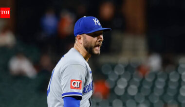 Kansas City Royals manager Matt Quatraro reacts after Mitch Spence turns heads during Spring Training outing | MLB News