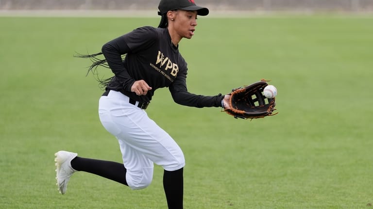 Mo'ne Davis fields a ball during a Women's Pro Baseball...