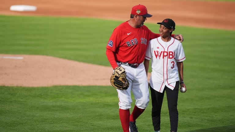 Mo'ne Davis, right, of the Women's Pro Baseball League, right,...