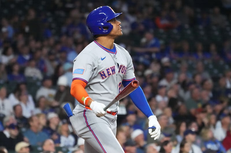 New York Mets' Juan Soto watches as he flies out to Chicago Cubs center fielder Pete Crow-Armstrong during the first inning of a baseball game in Chicago, Thursday, Sept. 25, 2025. (AP Photo/Nam Y. Huh)