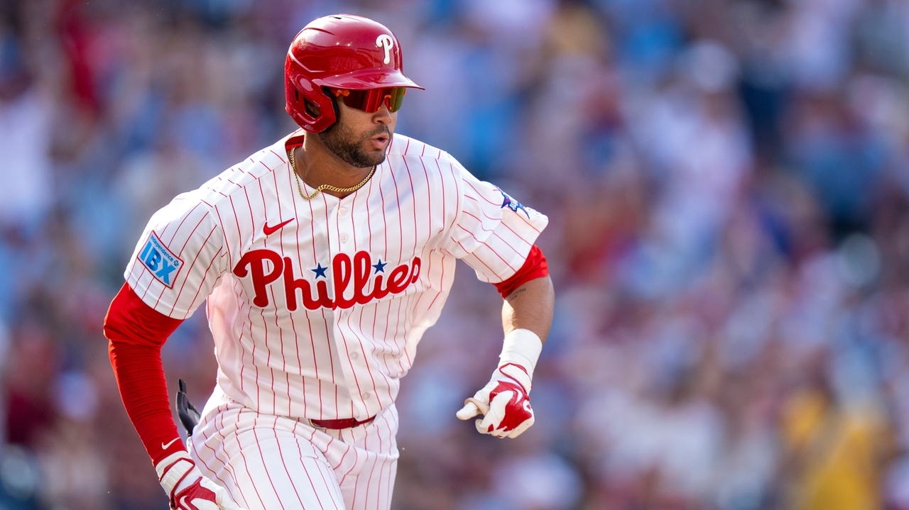 Justin Crawford gets 2 hits in anticipated debut for Phillies. His All-Star father hopes for 3,000