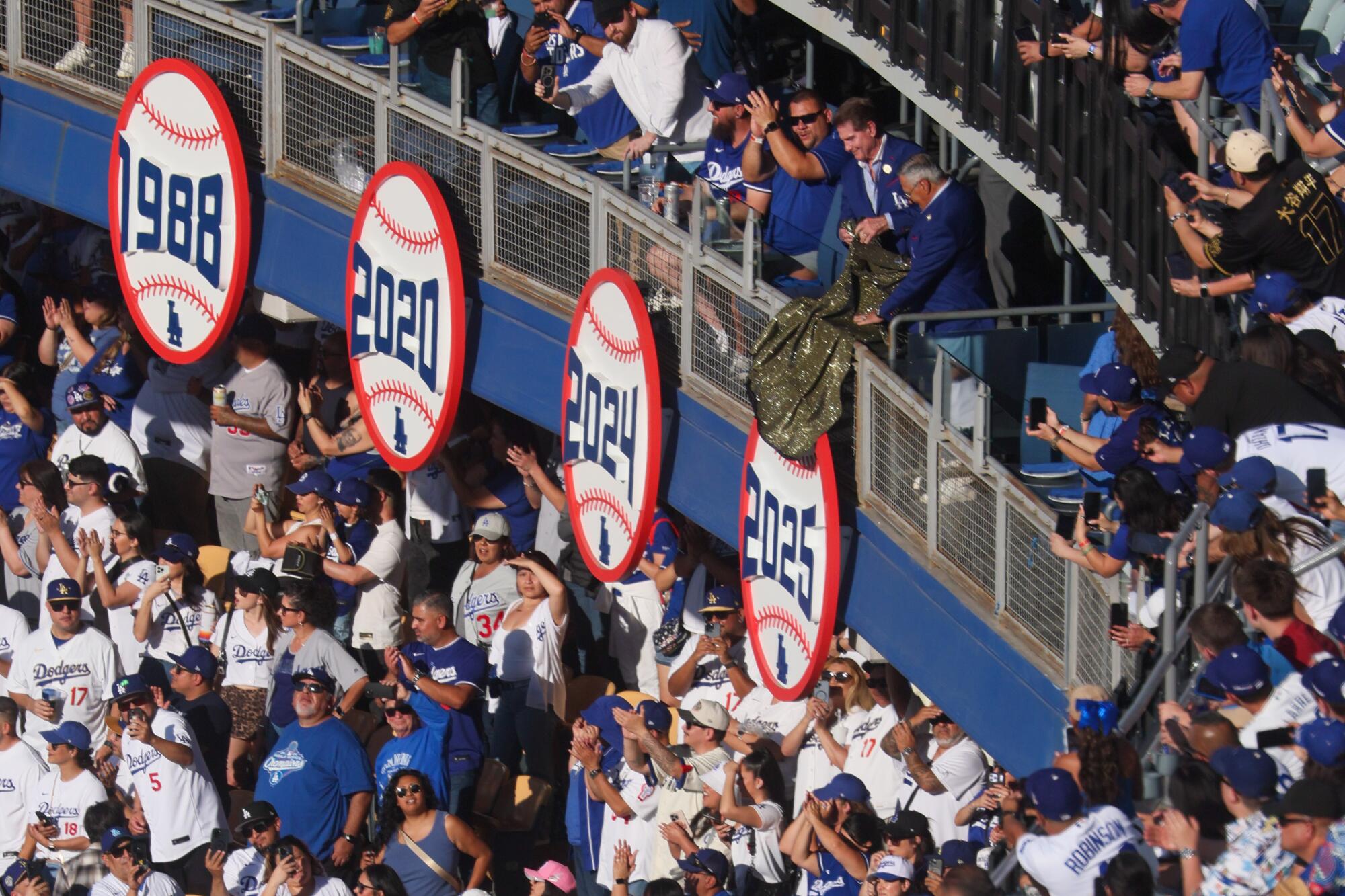 Dodgers unveil the plaque for the 2025 World Series win. 
