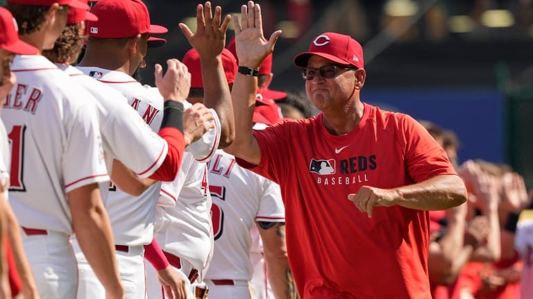 Cincinnati Reds manager Terry Francona greets the team during introduction...