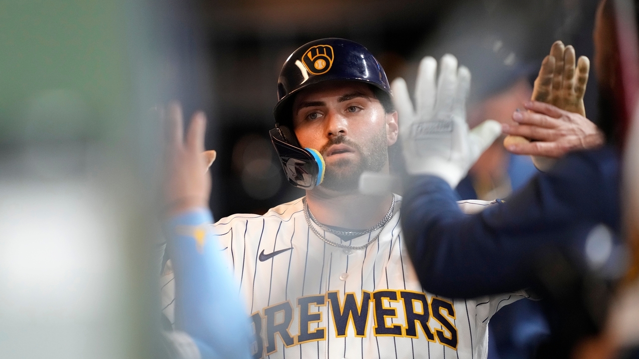 Murakami's Home Run Isn't Enough, Brewers beat White Sox 6-1
