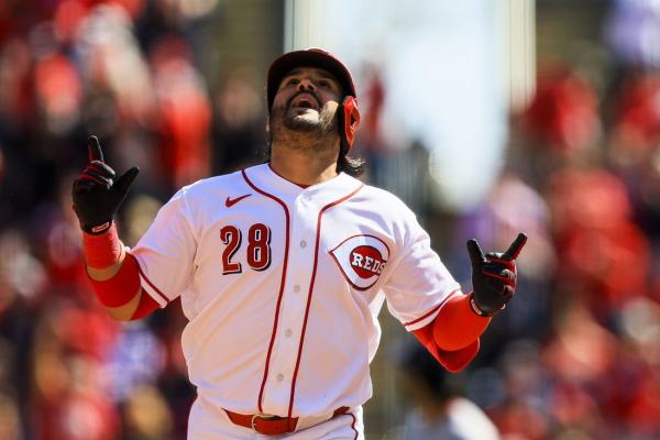 Eugenio Suarez belts 3-run shot to lift Reds over Red Sox