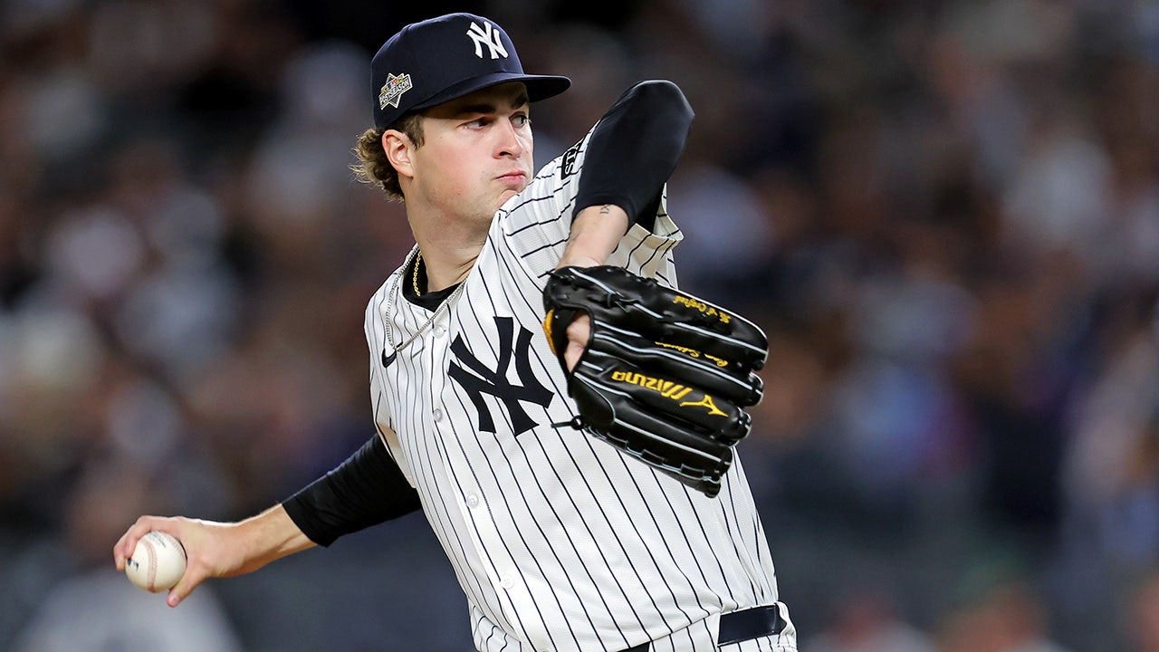 Yankees pitcher deals with spider scare at spring training