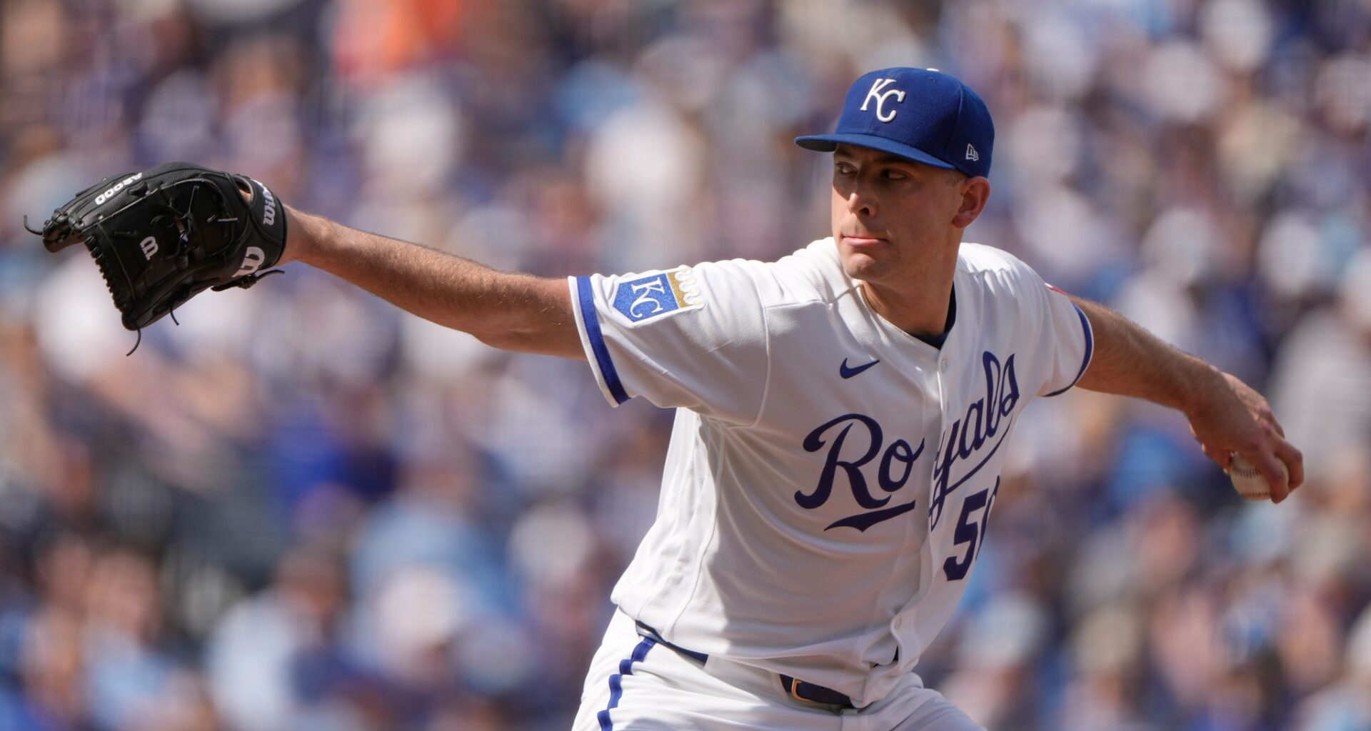 Royals use rare long ball to defeat the Twins 3-1