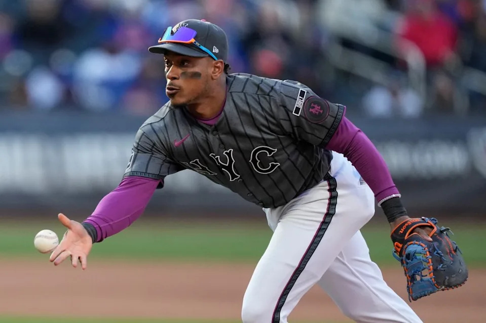 Jorge Polanco throws out Ryan O’Hearn at first base during the seventh inning of the Mets’ extra-inning win over the Pirates. AP