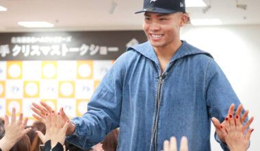 Nippon-Ham Mizutani leaves the stage, giving high-fives to fans who came to the talk show.