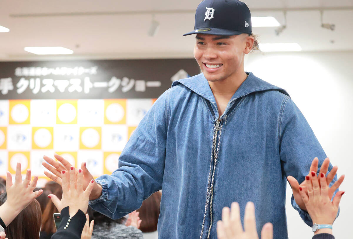 Nippon-Ham Mizutani leaves the stage, giving high-fives to fans who came to the talk show.