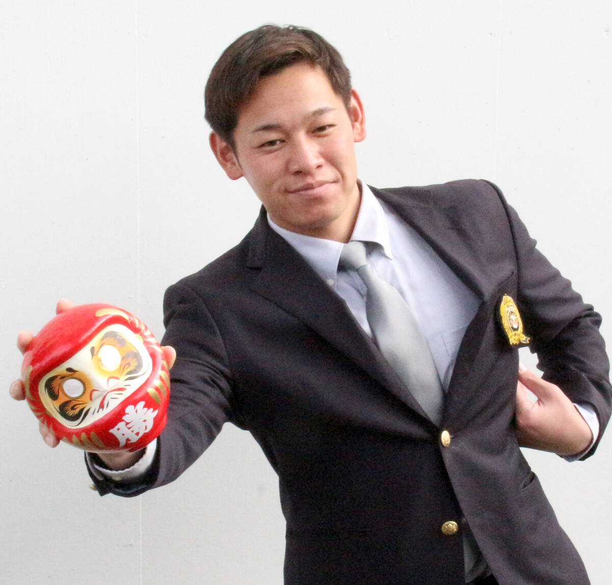 Softbank Hawks 's third-round draft pick, Gota Suzuki, who brought a "winning daruma" with him when he moved into the dormitory (photographed by Tomoaki Moriguchi)