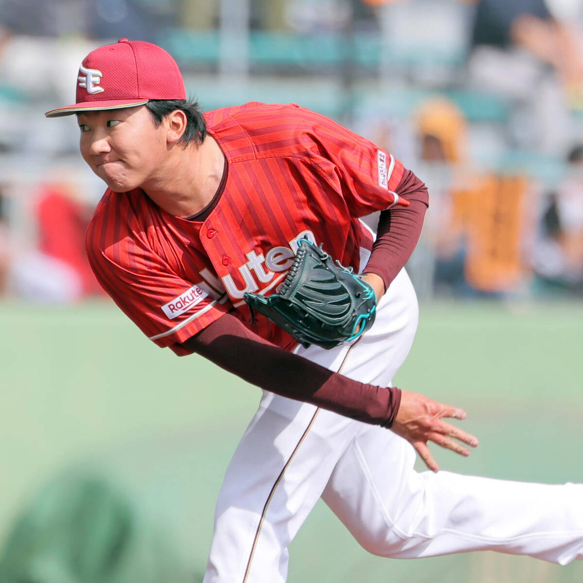 Rakuten Eagles 's Chiharu Tanaka took the mound in the 7th inning against his former team, the Yomiuri The Giants (Photo by Yasuto Kobayashi)