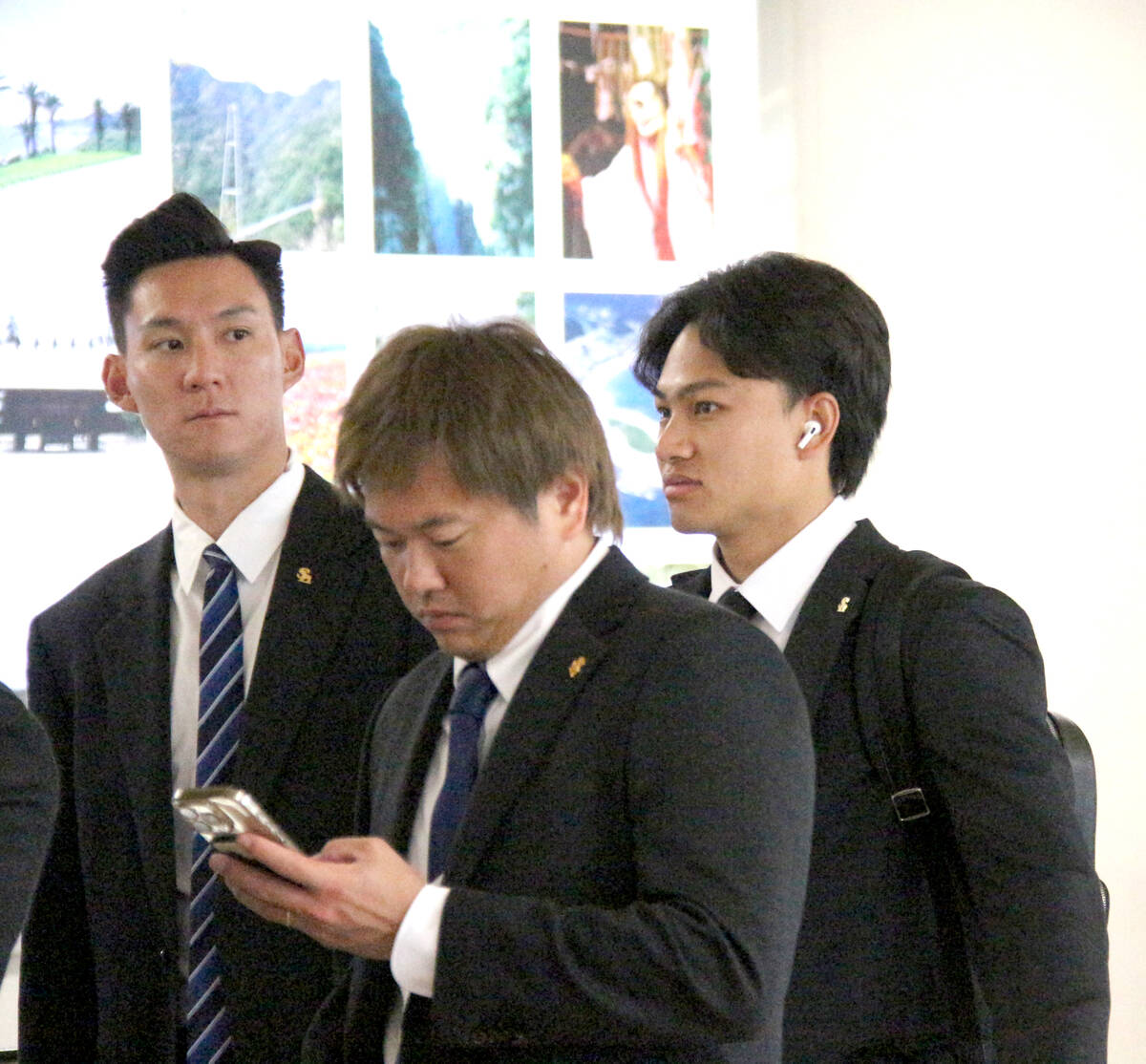 Softbank Hawks 's Xu Ruoxi (right) queues up for immigration procedures (photographer: Tomoyuki Moriguchi)