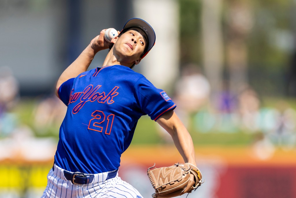 New York Mets Pitcher Jonah Tong (21) throws in the first inning against the St. Louis Cardinals 